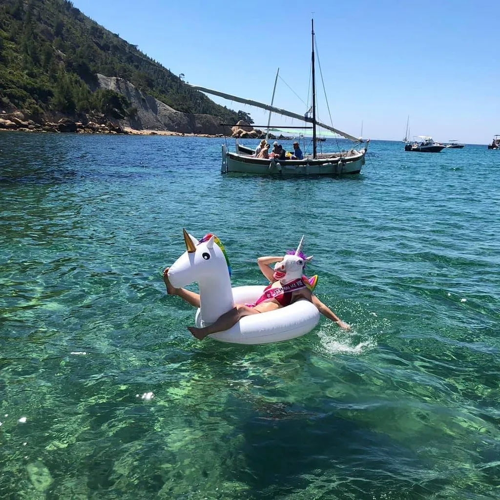 bachelorette party on a boat in the Calanques