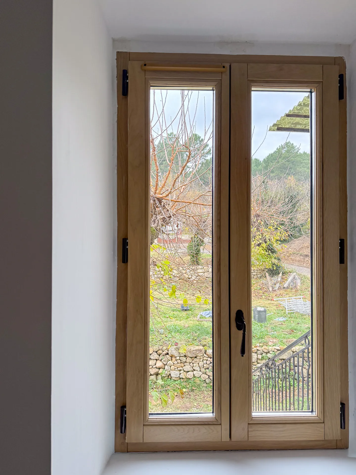 Menuiserie en bois sur mesure avec fenêtres performantes et finitions soignées pour habitation à Saint Paul le Jeune