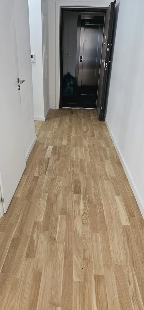 Pose de parquet bois massif ou contrecollé avec finitions soignées dans des bureaux modernes à Strasbourg