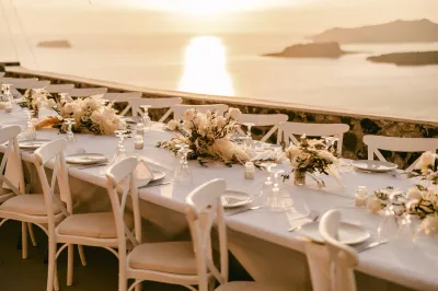 Mariage chic : terrasse panoramique, cérémonie inoubliable, décor sophistiqué et réception glamour sur l’île grecque emblématique de Santorin
