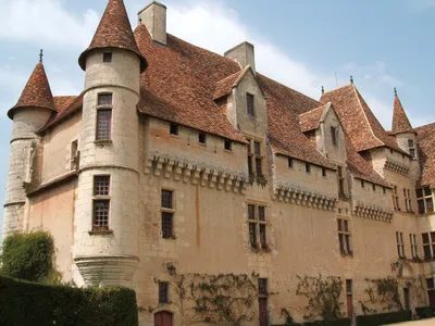 Le Château de Neuvic en Dordogne, symbole du patrimoine périgourdin, illustre l’expertise Horde d’Or pour une estimation complète et sécurisée de votre camping‑car.