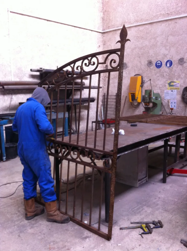 MODIFICATION D'UN PORTAIL EN FER FORGE A PORT DE BOUC MISE EN PLACE BRISE VUE 