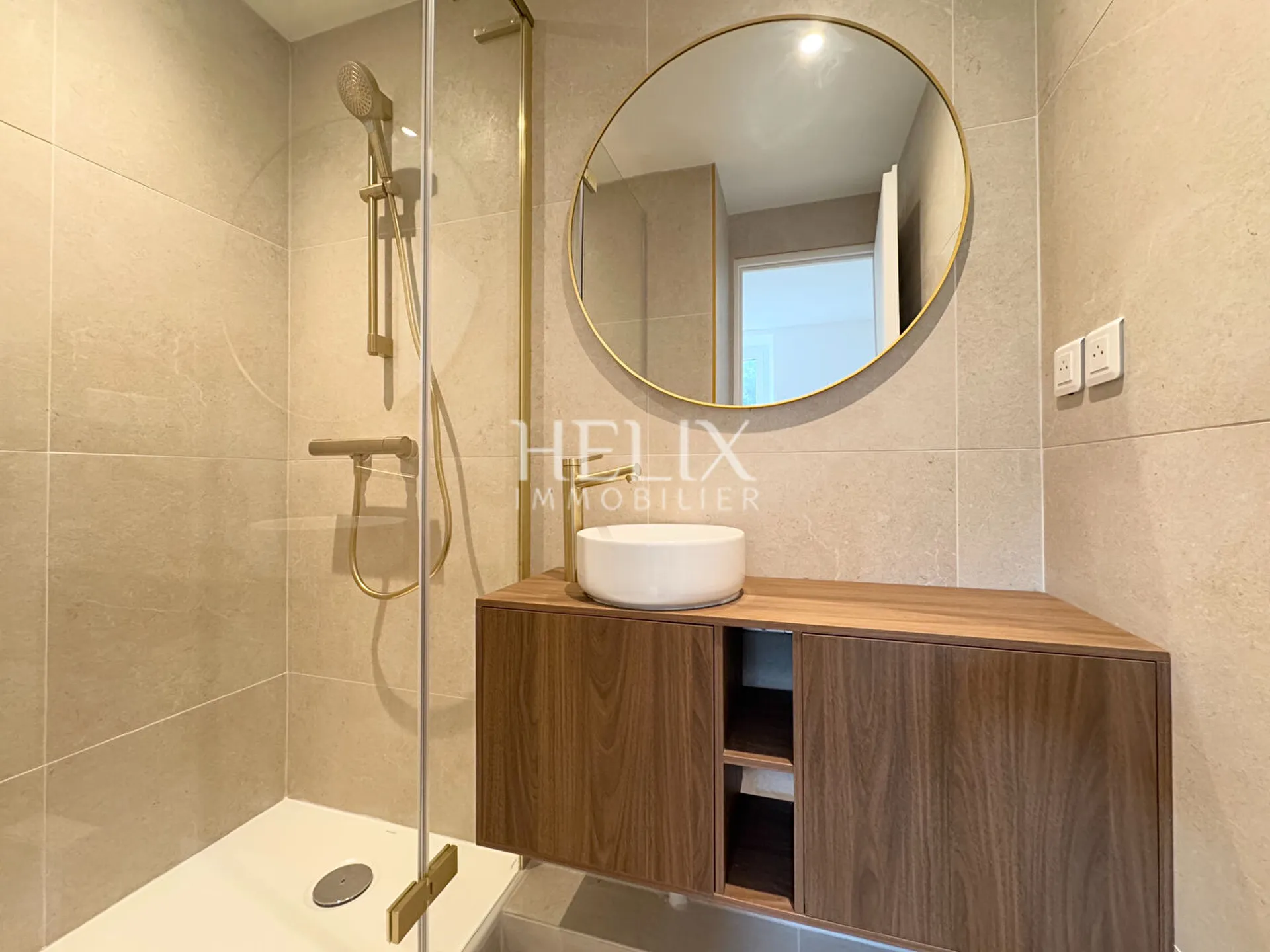 Magnifique salle de bain, prête à vous recevoir pour vos premières douches