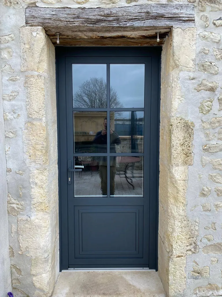 Porte d'entrée aluminium installée en rénovation sur une maison en pierre en Gironde près de Bordeaux