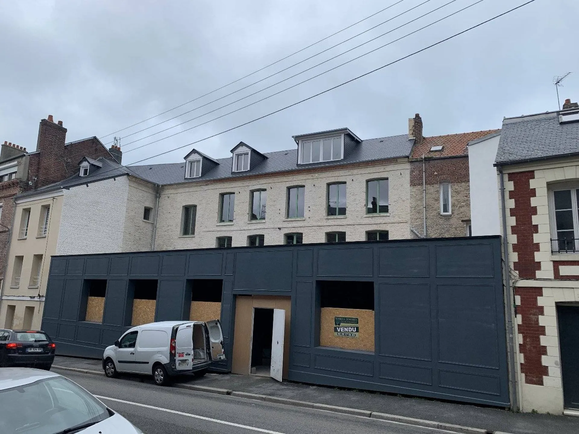 À vendre : Terrasse Spacieuse - Profitez des beaux jours sur la terrasse spacieuse de 64.43 m², un lieu parfait pour des moments de détente en plein air.