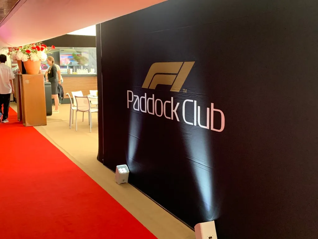 Location de cars haut de gamme avec chauffeur au Castellet pour voyage de groupe