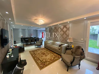 Maison agréable, efficiente thermiquement, terrain plat et cuisine d'été , garage double et dépendance.