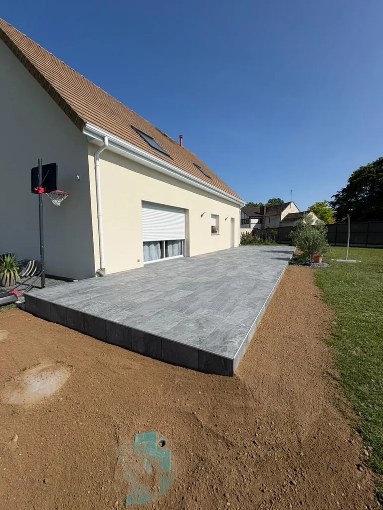 Création d’une terrasse carrelée près de Bernay