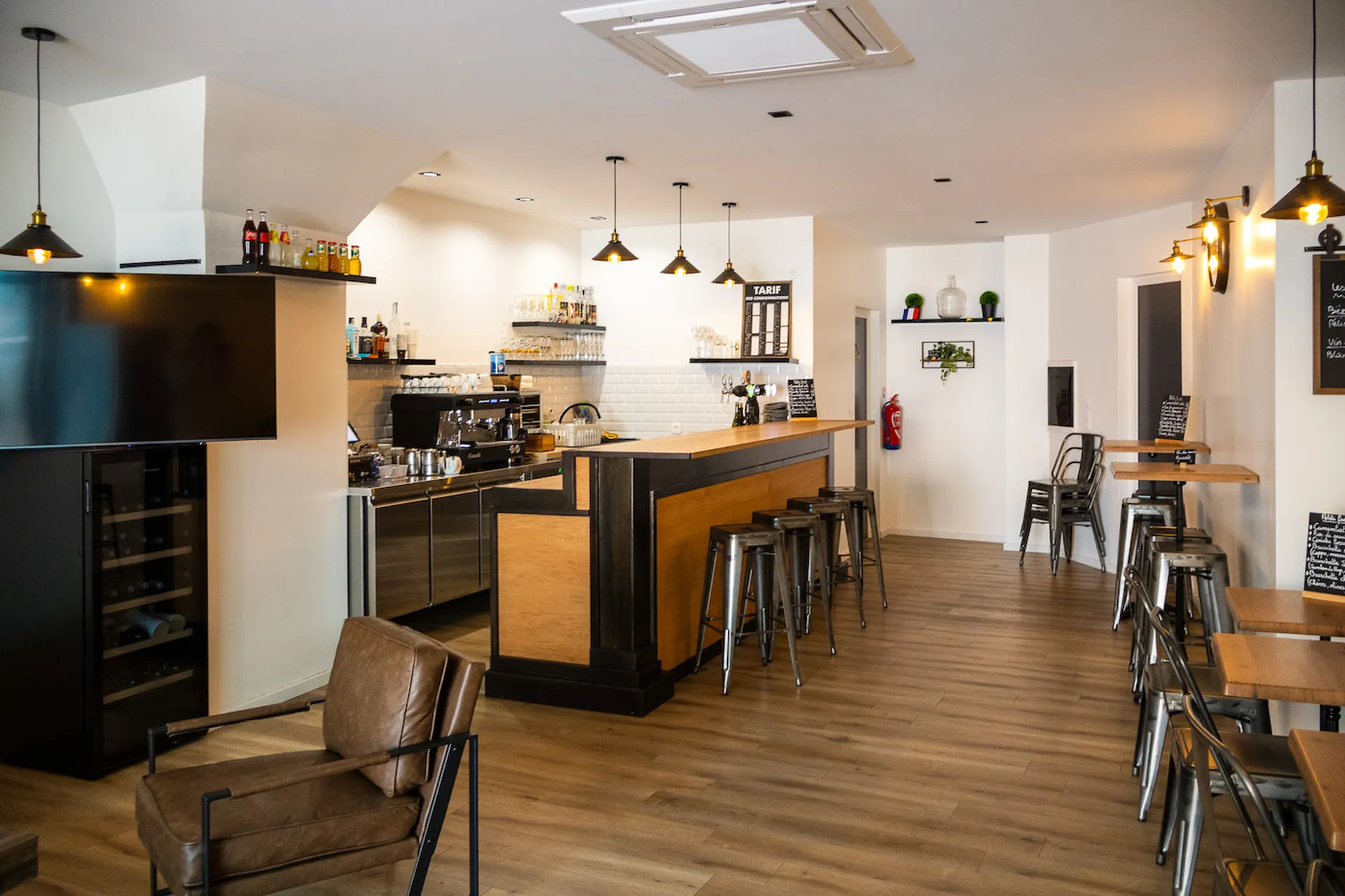 Bar en bois et fer pour le Bar Factory au centre ville d’Aubenas en Ardèche