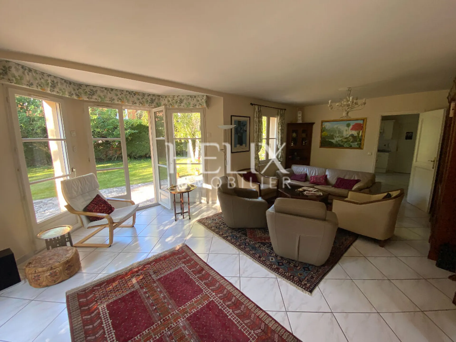 Saint-Germain-En-Laye = Quartier du Pontel . Belle maison de 198m² sur un terrain de 714 m².
Elle se compose  d'une entrée, un double séjour de 52 m²  avec cheminée  donnant sur terrasse et jardin, bénéficiant d'une double exposition , une cuisine séparée