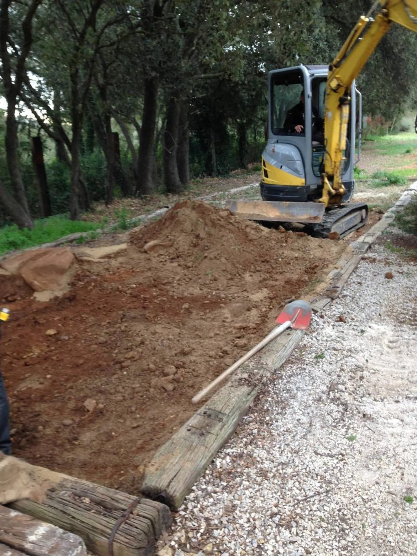 Travaux de terrassement pour concevoir le terrain de pétanque à Grans, près de Salon de Provence