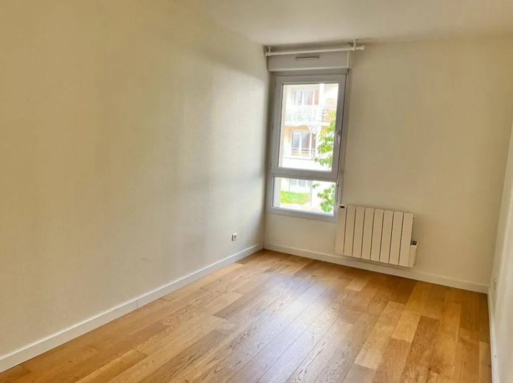 Beau studio en location de 70m², situé rue du champ des oiseaux à Bois Guillaume, 922€ charges comprises