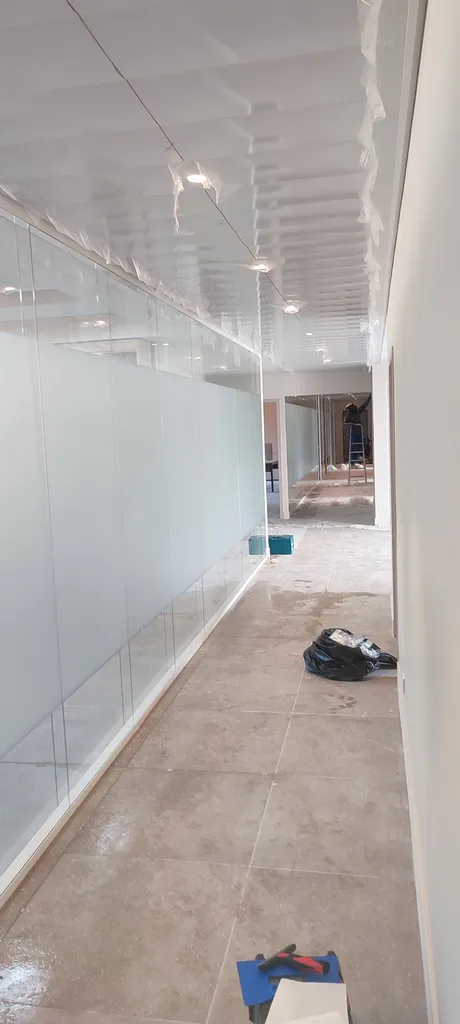 Films Vitrophanie adhésive dépoli blanc pour cloison vitrée entre bureaux à Aix en Provence– Marquage discret et esthétique contemporaine