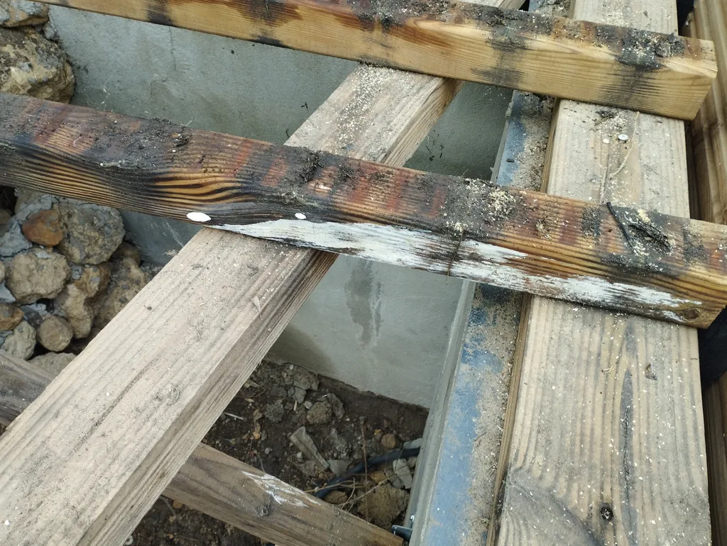 analyse d'une ancienne terrasse en douglas d'environ 70 mètres carrés démontage récupération du passage et remontage avec nouvelle structure à Poussan à côté de Sète dans l'Hérault