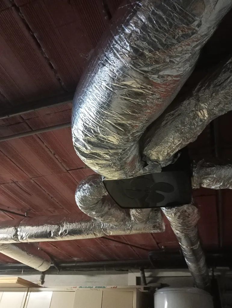 Installation d'une VMC Simple Flux Hygro B à Toulouse et Colomiers, offrant une ventilation performante, économique et essentielle pour un air intérieur sain.