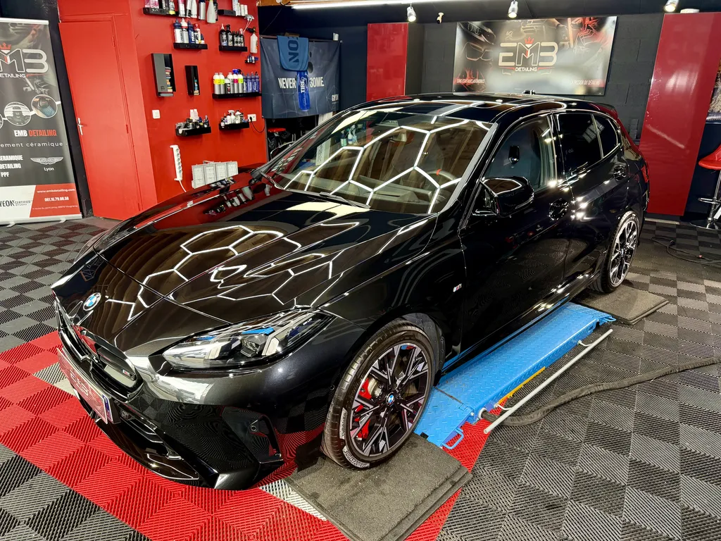 Traitement céramique BMW M135i à Vaugneray près de Lyon – Polissage carrosserie et protection GYEON Infinite Ouest Lyonnais