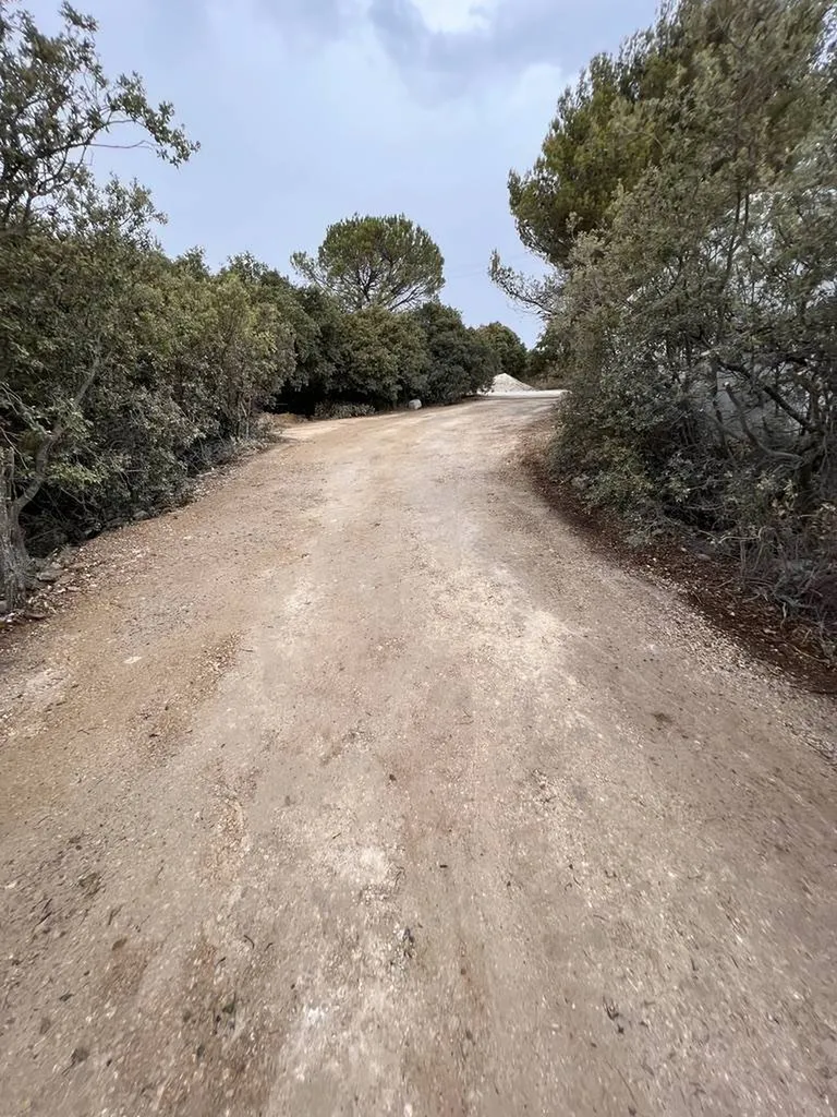 Réalisation d'un accès en enrobé à chaud pour un client professionnel à Gordes