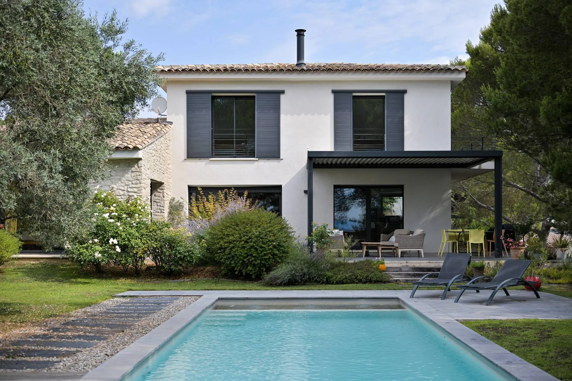 Construction d'une maison sur mesure, arborant fièrement un style contemporain, au cœur de la ravissante commune d'Eguilles, dans les Bouches-du-Rhône
