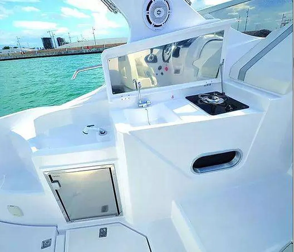 Aménagement extérieur de la vedette habitable Laver 23X Salpa en vente à Toulon