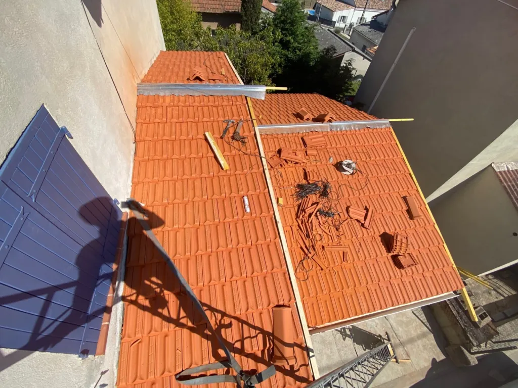 Changement d’une toiture tuiles plates de Marseille sur Gréasque près de Aix en Provence