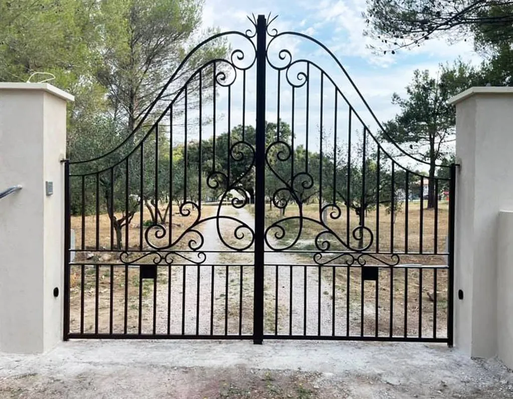 Artisan pour faire fabriquer un portail sur mesure en fer forgé double vantaux à Salon de Provence