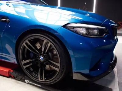 Chaque détail de cette BMW M2 Bleue est sublimé par le film de protection PPF XPEL, offrant une transparence parfaite et une résistance inégalée