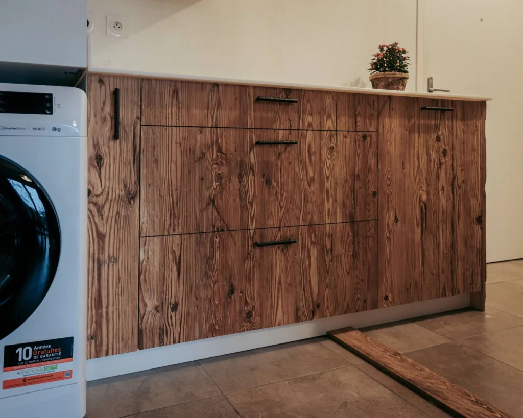 Cuisine moderne en vieux bois à coté de Lyon