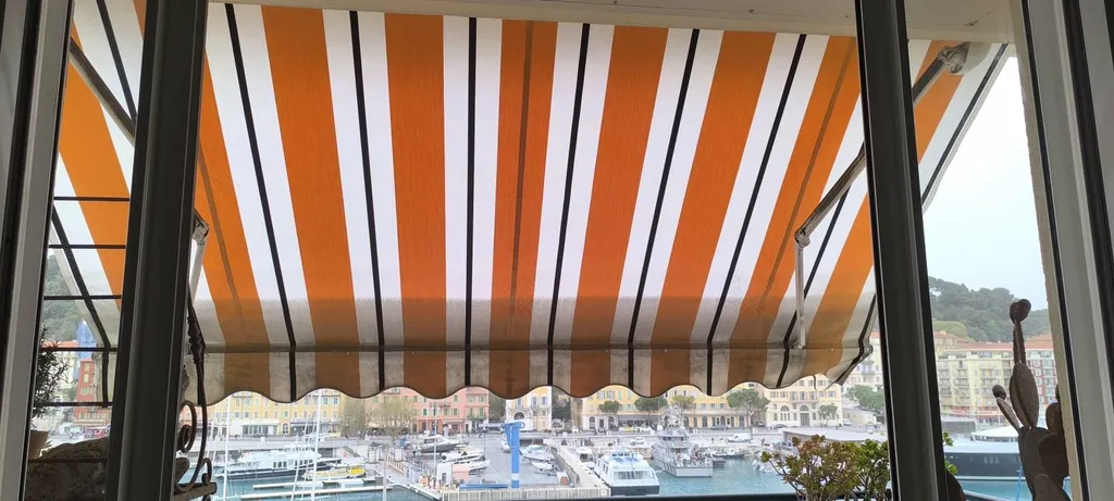 Pose stores à projection extérieurs Nice - EST vieux port (06)