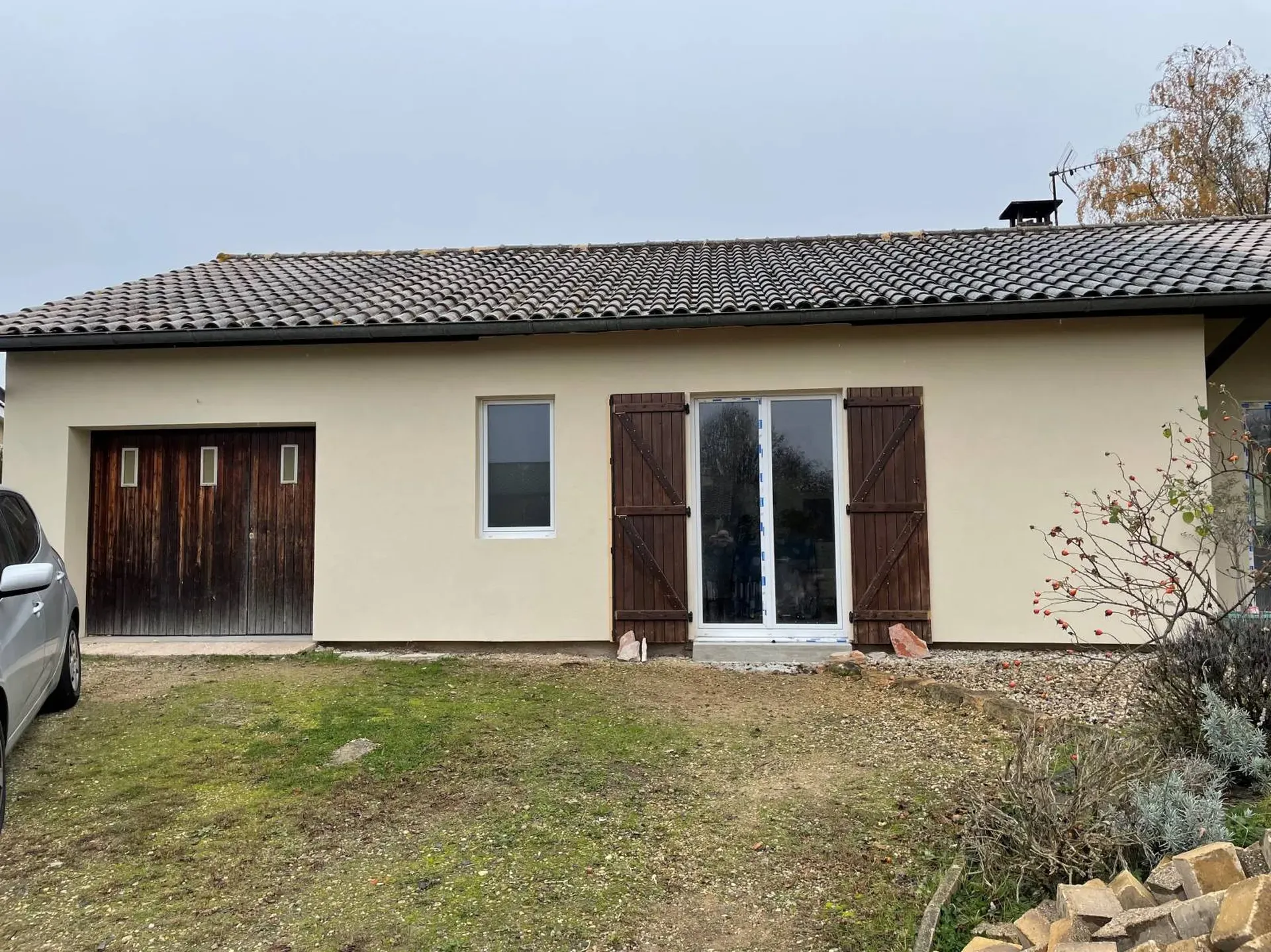 Façade après isolation thermique par l’extérieur avec enduit de finition à Jassans-Riottier (Ain 01)