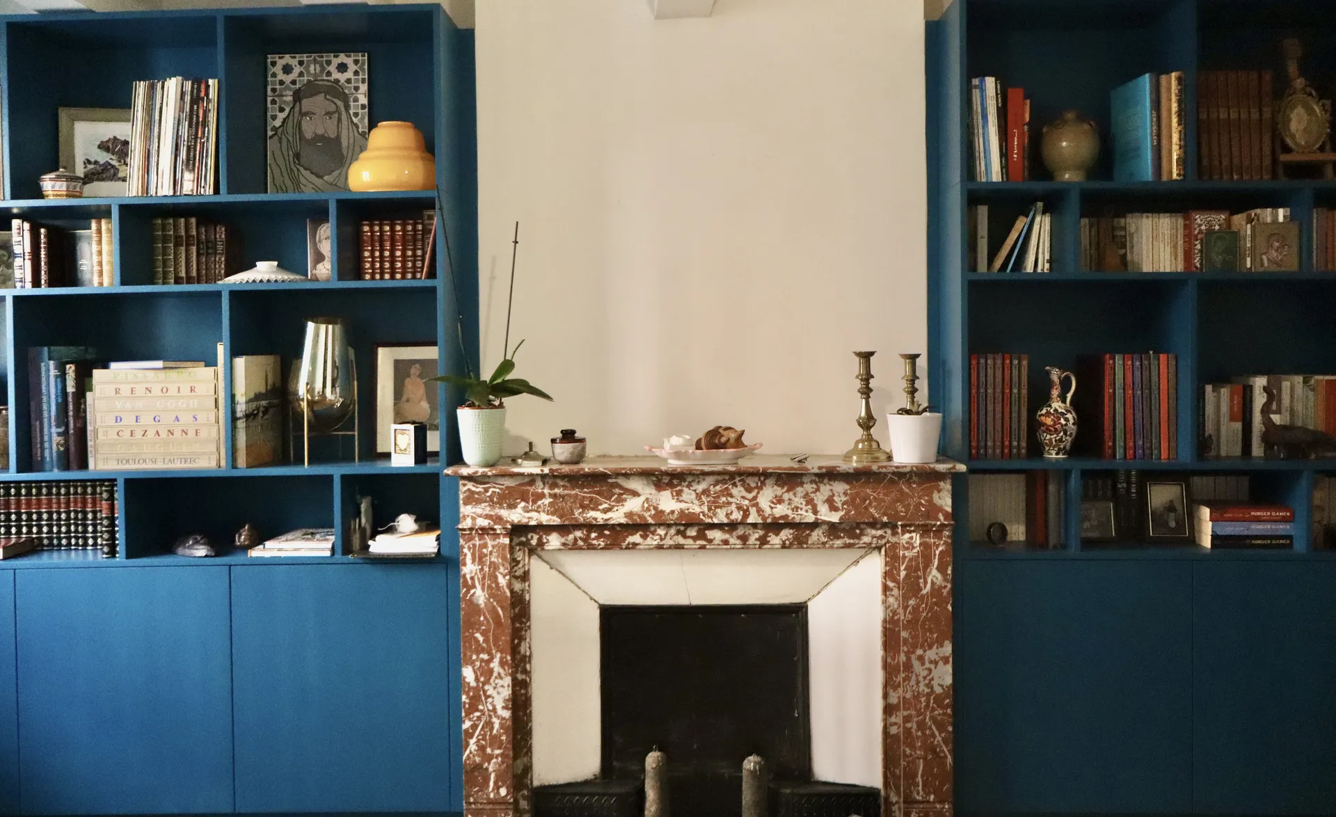 Bibliothèque bleue sur mesure intégrée à Vogüé en Ardèche pour un intérieur élégant et structuré