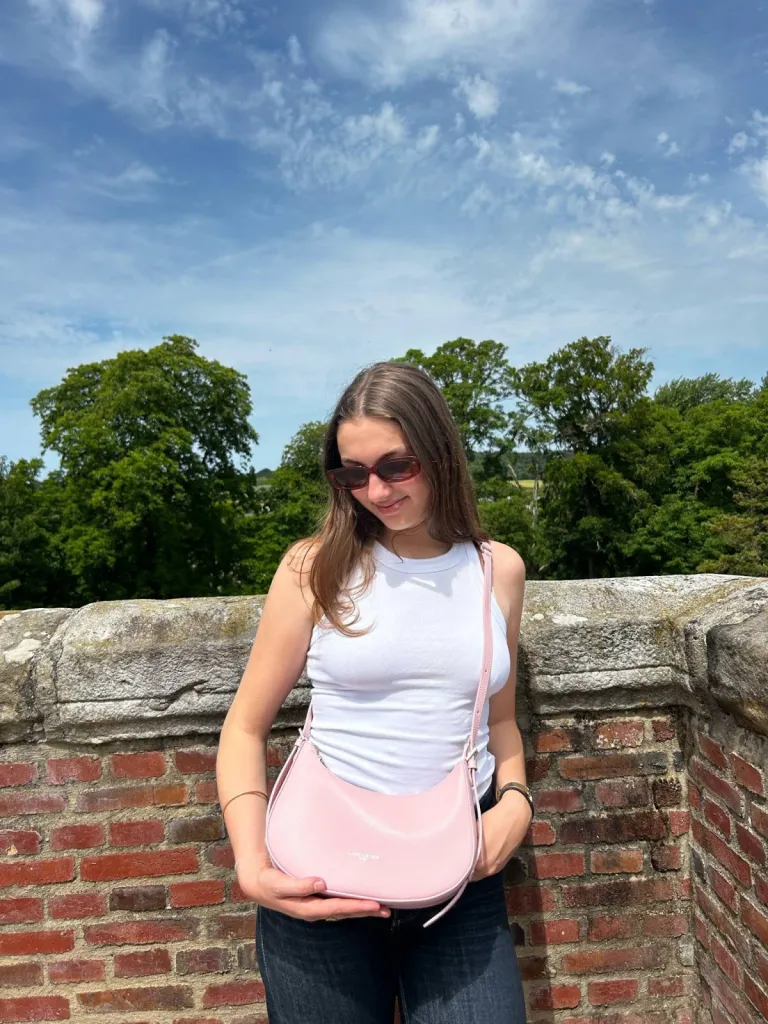 Sac Lancaster en cuir rose disponible chez Evasion Eu