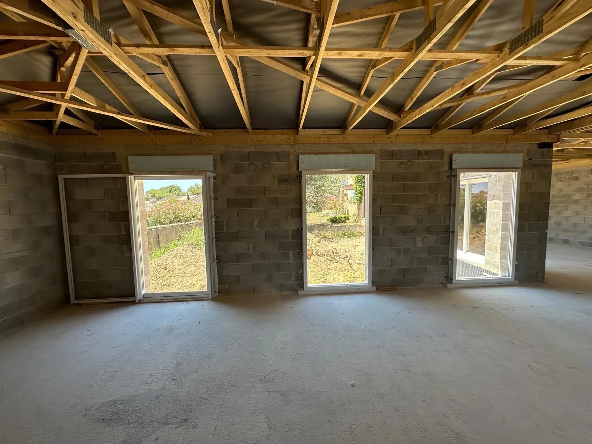 Pose de menuiseries en ALU dans une maison en construction aux PENNES MIRABEAU