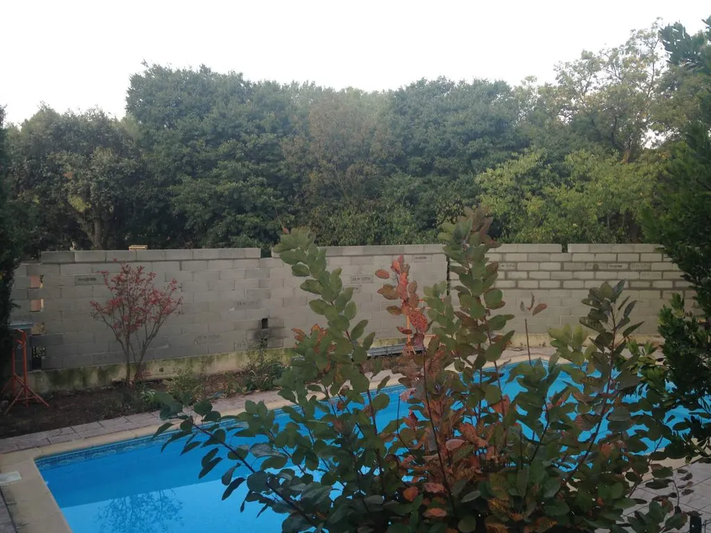 Réhausse d'un mur de clôture maçonné 13300 Salon de Provence