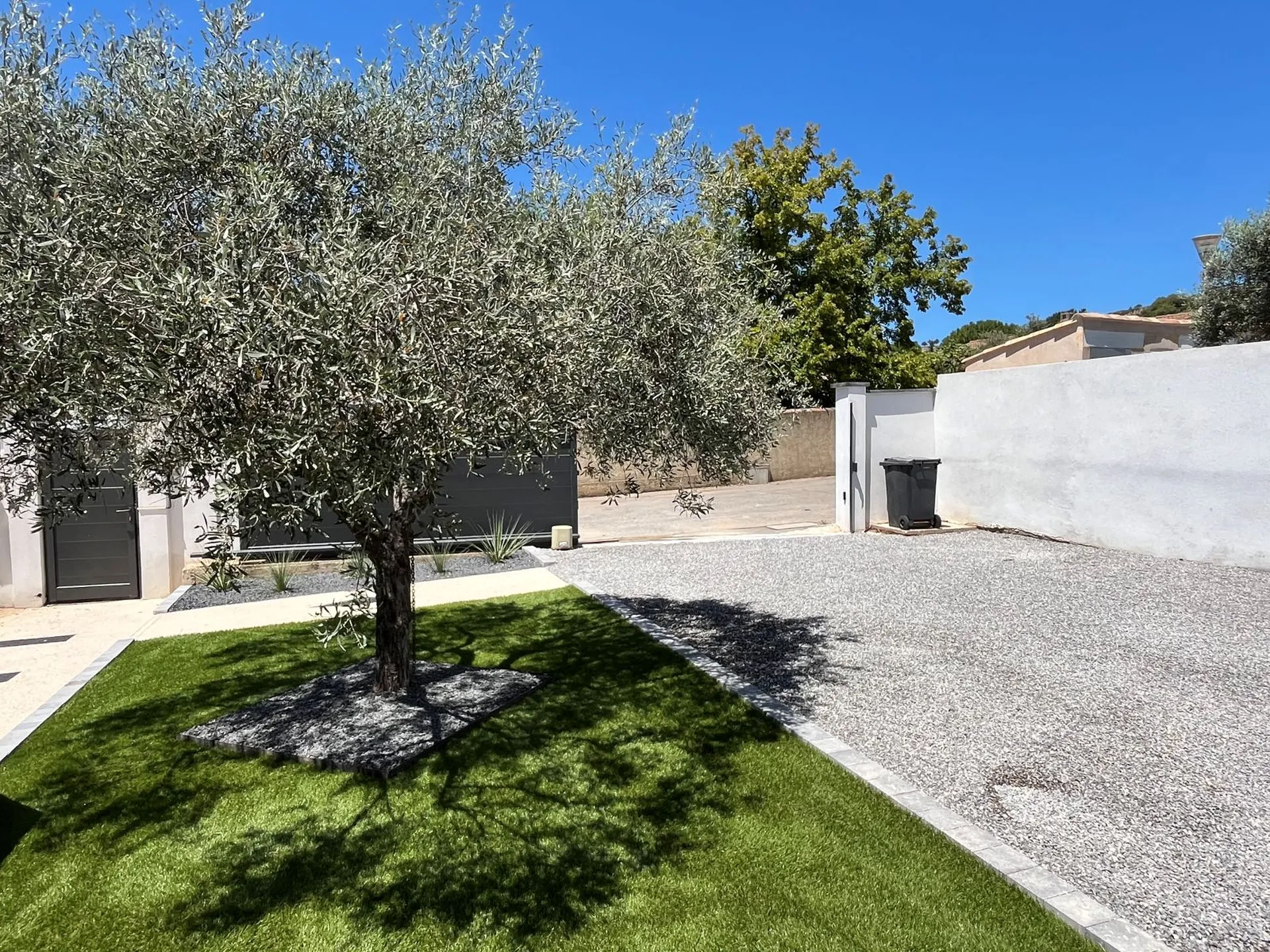 Réalisation allée et parking en dalles stabilisatrices avec bordures pavé et pose d'un gazon synthétique à Vitrolles