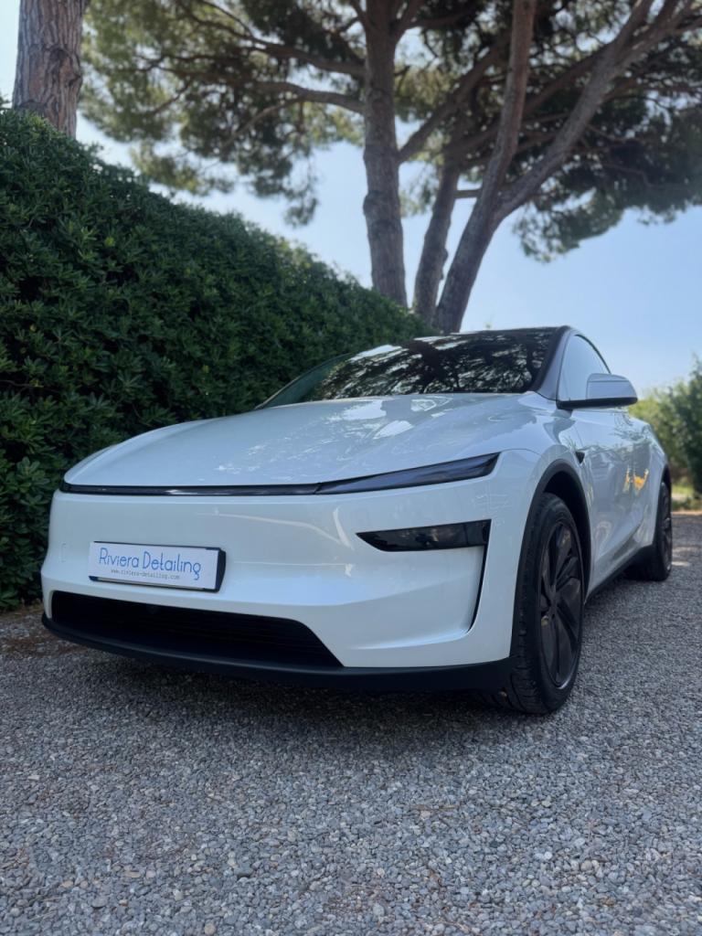 Polissage professionnel sur Tesla avant traitement céramique Gtechniq à Nice
