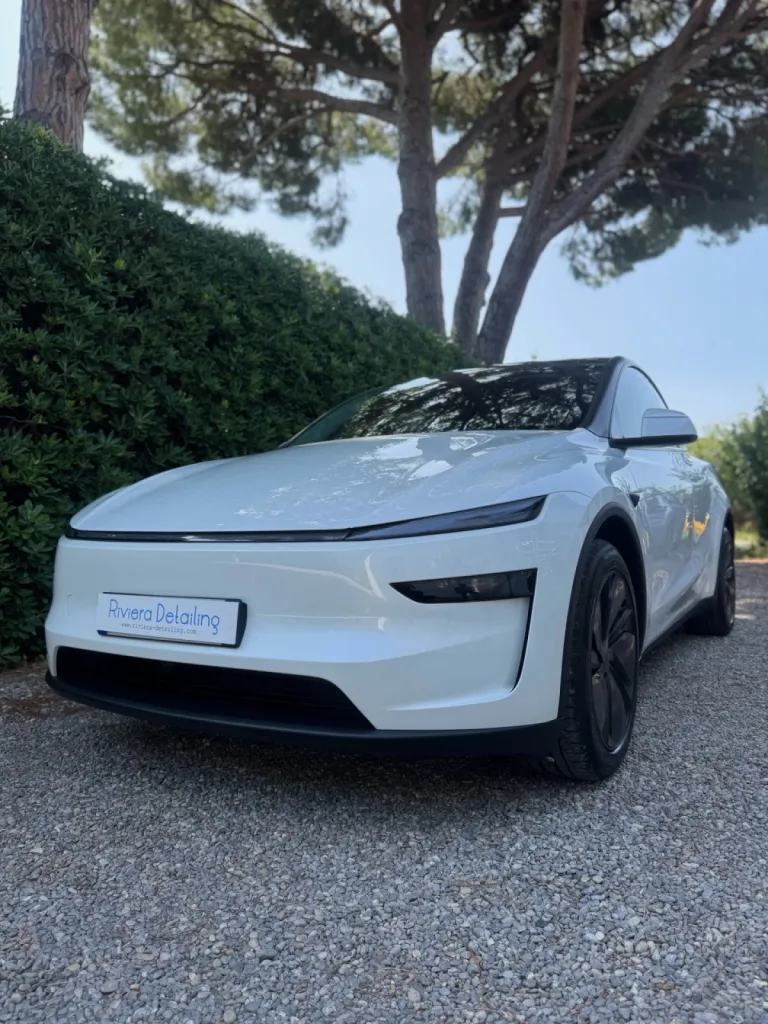 Polissage professionnel sur Tesla avant traitement céramique Gtechniq à Nice