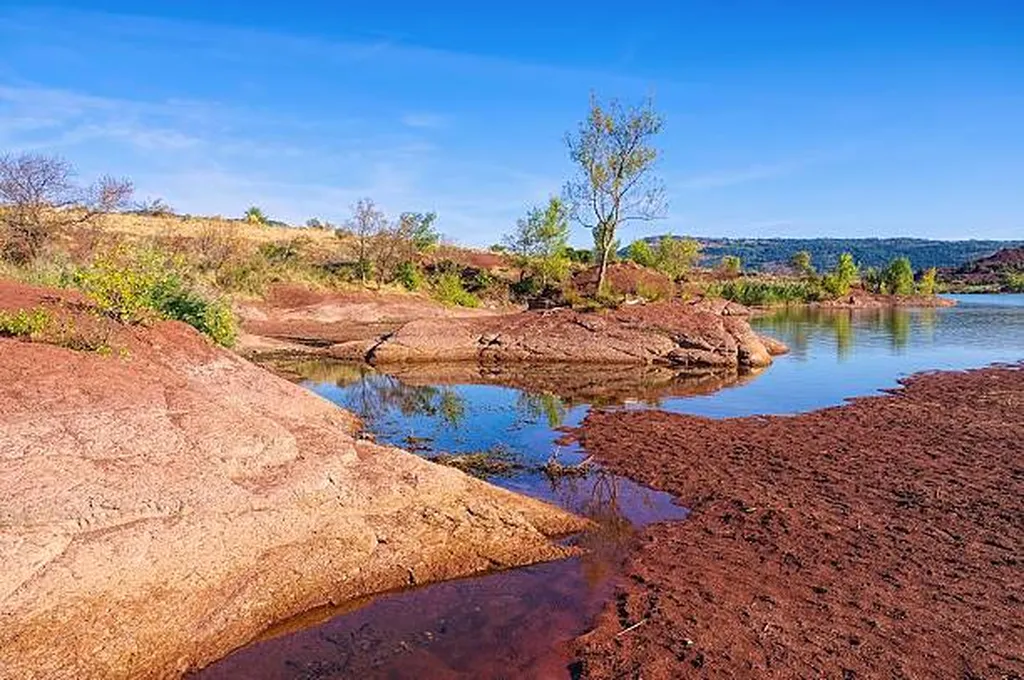 Le Lac du Salagou proche du camping 4 étoiles à Vias-Plage bord de mer