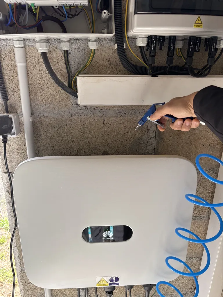 Maintenance, contrôle et nettoyage d'équipement photovoltaïques avec batterie 
