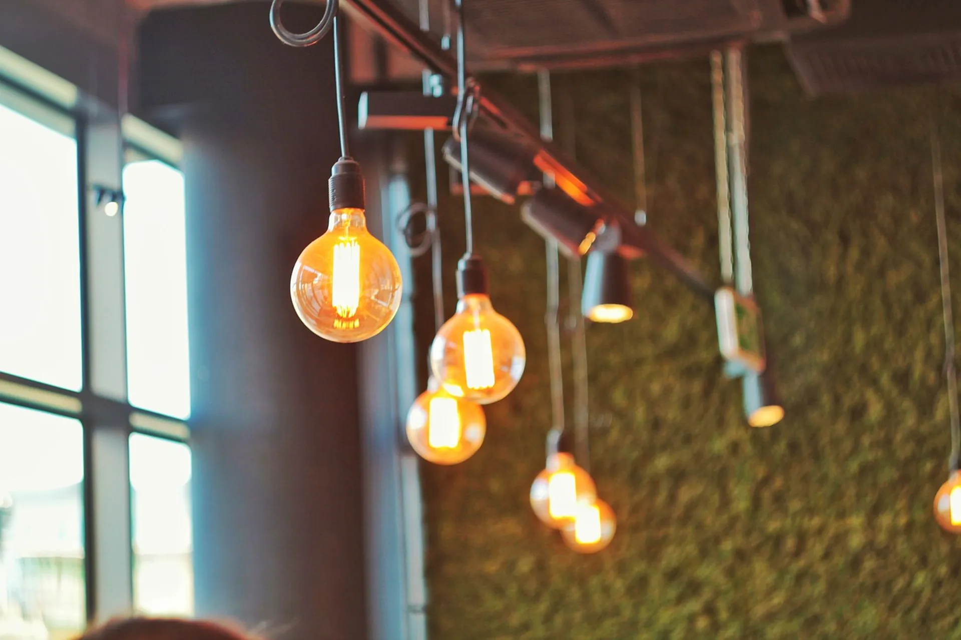 Pose de luminaires à Bordeaux : suspensions, spots encastrés et éclairage intérieur