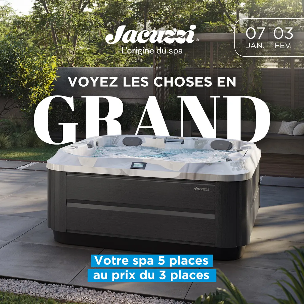 Spa Jacuzzi J-335 sur une terrasse en carreaux marron avec verdure en arrière plan
