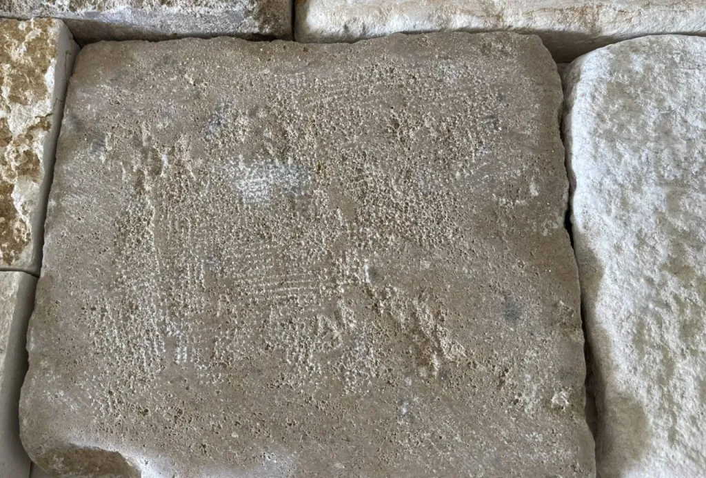 Pierre de Dordogne, Périgord (Montagnac d'Auberoche) entre Brive et Périgueux gisement calcaire