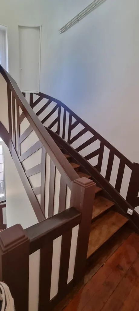 Rénovation d'une cage d'escalier en toile de verre, peinture de poutres et colombages entre TROUVILLE SUR MER et DEAUVILLE