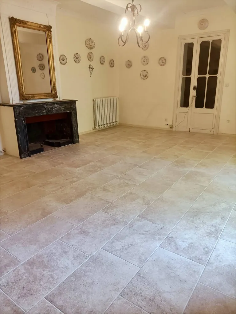 DALLAGES INTERIEURS EN CARRELAGE EFFET TRAVERTIN / GRES CERAM BEIGE CANTAL SAVOIA AU FORMAT 61*40*0.90CM