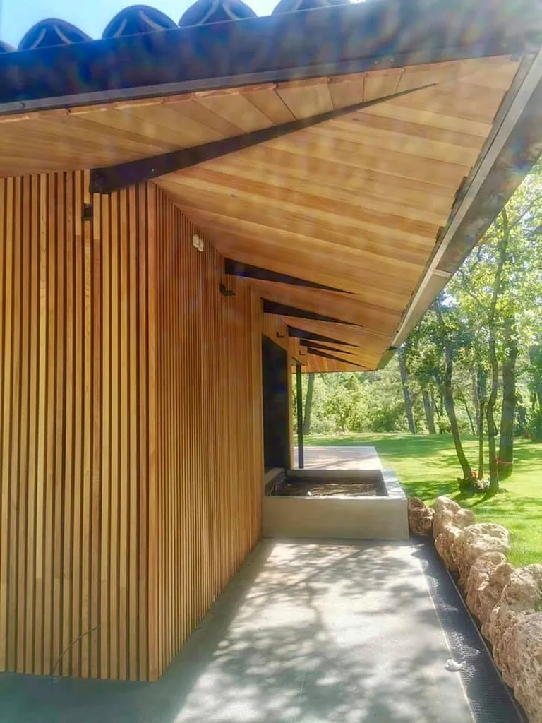 façade en bois red cedar réalisée par les équipes de la menuiserie garcin