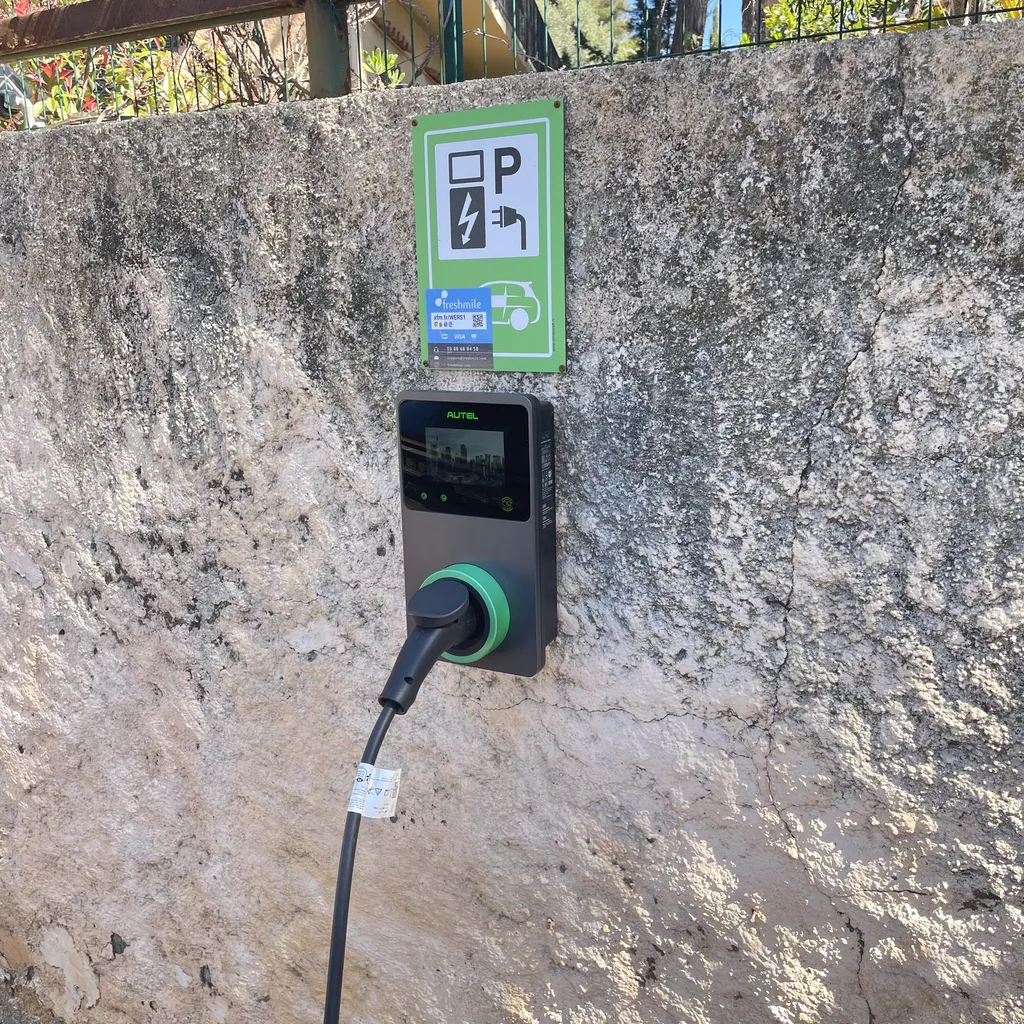 Durant votre séjour à l'Hôtel de la Plage - HDLP de Bormes Les Mimosas, rechargez votre véhicule électrique sur notre borne!