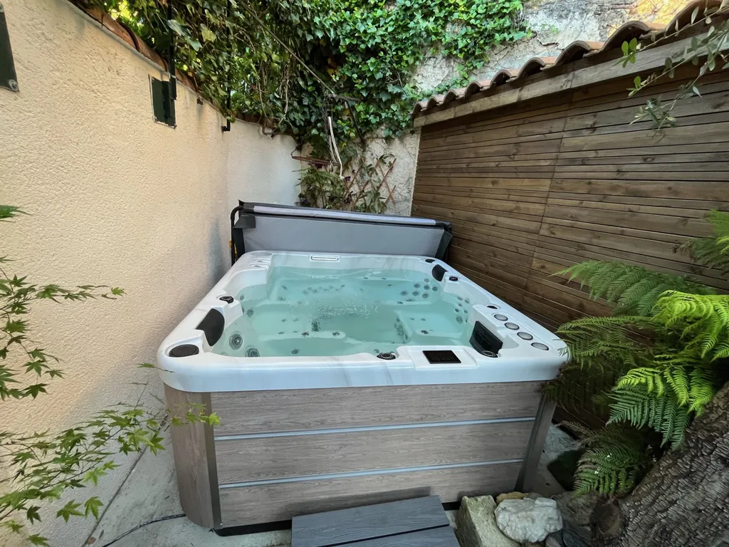 Vente d’un spa chauffant 4 places au Cailar (30), proche de Vauvert, avec livraison dans une cour étroite et accès difficile. - MCR Piscines et Spas - Gard