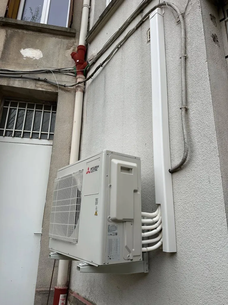 Installation d’une climatisation réversible Split Daikin dans un bureau à Gagny 