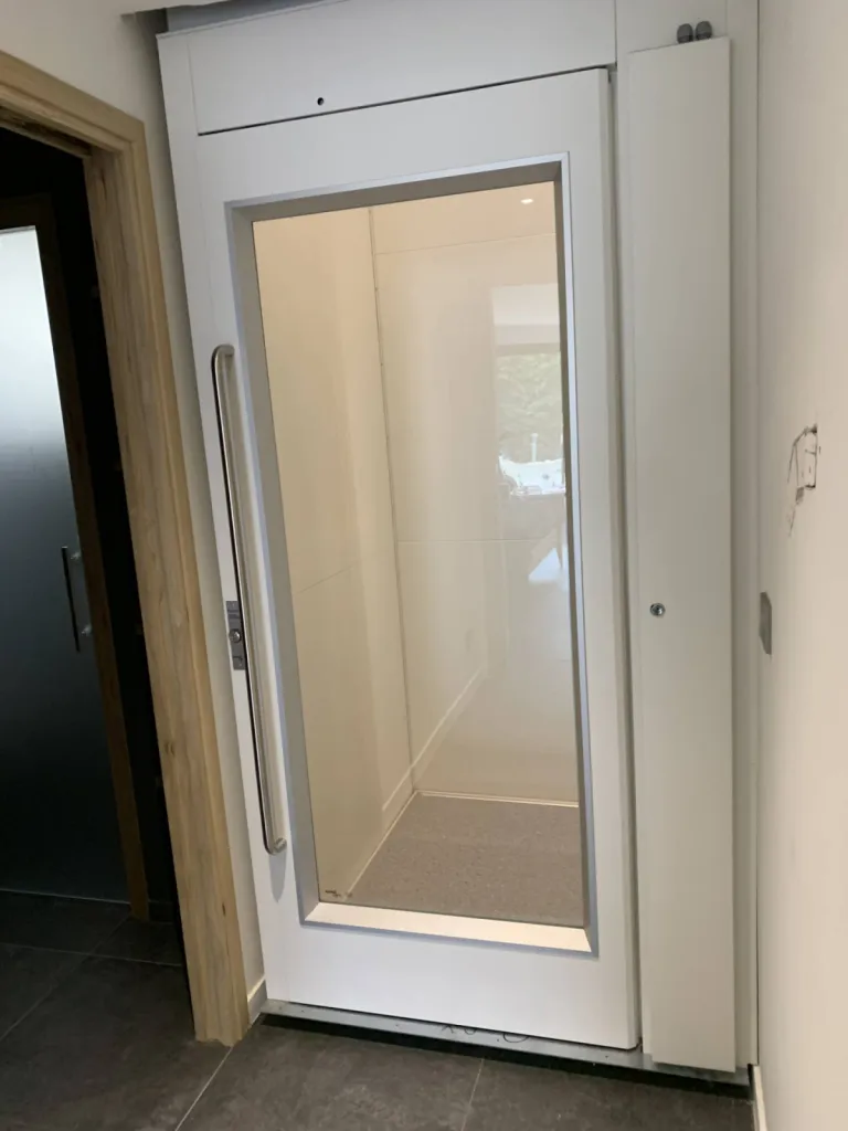 Une réalisation d'un ascenseur de maison avec portillon Namilift PL400 en structure autoporteuse intérieure à Cassis près de Marseille