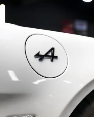 Grâce au film de protection XPEL, cette Alpine A110 R conserve son éclat d’origine et résiste aux aléas de la route avec style.