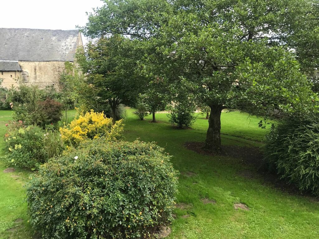 Découvrez dans un cadre naturel et boisé un Ancien Corps de Ferme ainsi que son Gîte et ses nombreuses dépendances sur le secteur de Bayeux 14